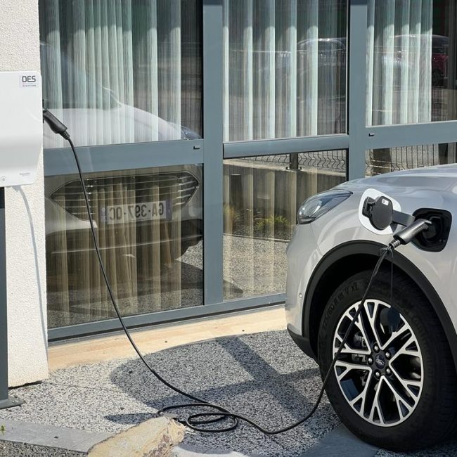 Installation de bornes de charge pour véhicules électriques sur tous les sites en Rhône-Alpes avec le spécialiste de votre région !